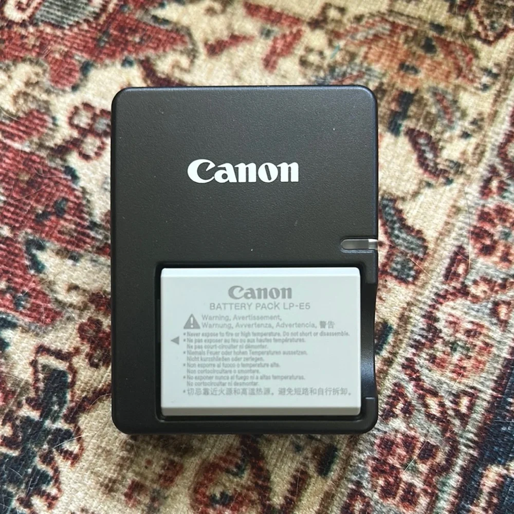 Canon EOS Digital Camera with Black Finish! Zoom lens! W/ charger and camera bag